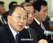 답변하는 김우식 대통령비서실장