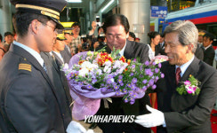 금강산 관광열차 승무원에게 꽃다발 전달