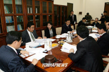 독점규제 및 공정거래법 논의하는 여야의원들