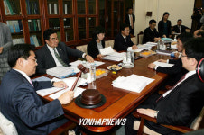 독점규제 및 공정거래법 논의하는 여야의원들