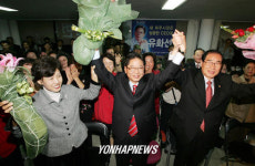기뻐하는 유화선 당선자