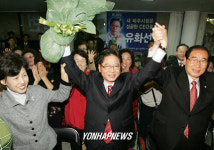 기뻐하는 유화선 당선자