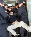 연행당하는 전공노 조합원
