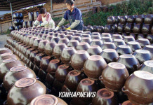 김장철 맞아 분주해진 옹기공장