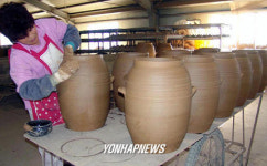 김장철 맞아 분주해진 옹기공장