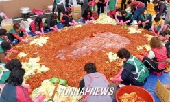 <카메라뉴스>서산 부녀회, 사랑의 김장 담그기
