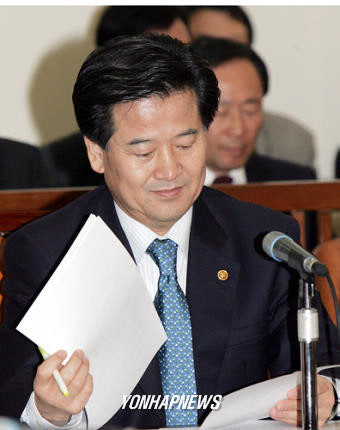답변 준비하는 정동영통일부장관