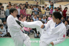 택견 시범 보는 어린이들
