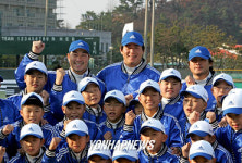 야구 꿈나무 지도하는 메이저리거들