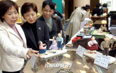 한지 공예작품 살펴보는 시민들