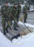 눈 치우는 백골부대 장병들