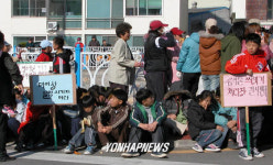 음식물시설 반대집회 갖는 주민들과 등교거부 초등생들