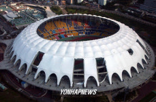 <아시아드 주경기장 지붕막 `애물단지 면할까?>