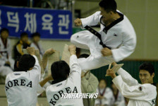 제1회 대한태권도협회장배 품새대회