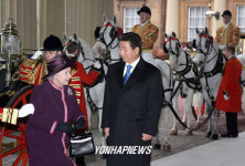 버킹검궁 들어서는 노대통령과 여왕