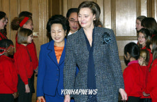 권여사와 블레어여사 아동공연 관람