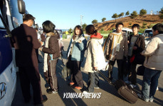 금강산 버스에 오르는 학생들