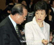 김정부예결위 간사와 얘기하는 박근혜대표