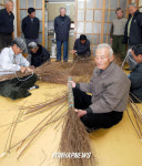 싸리비 만드는 노인들
