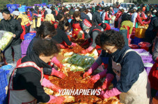 경남 김해시가 9일 김해공설운동장 인근에서  실시한  `사랑의