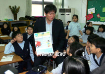 빅초이 초등생에게 교통안전 지도