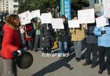 근거리 중학교 배정 요구하는 샘모루초교 학부모들