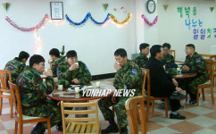 공군부대 안에서 열린 일일찻집