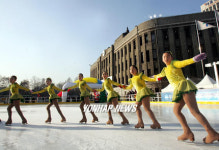 도심에서 스케이팅 즐기는 어린이들