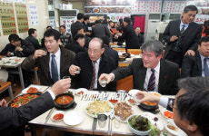 행자부 직원들의 재래시장 송년모임