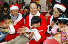 이부영 의장, `성로원아기집방문