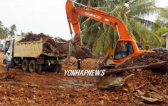 스리랑카 복구사업 지원하는 한국중장비.
