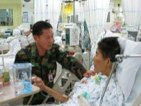 일동수도대행소 | 산악부대, 투병중인 전우 성금 전달