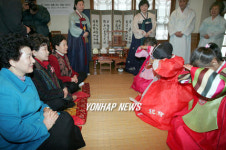 큰절 세배 배우는 어린이들