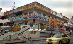 어지러운 간판 가득한 상남시장