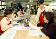 한복 입고 근무하는 민원실