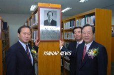 책 5천권 기증한 최원규 교수