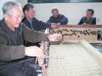 왕골돗자리 만드는 노인들