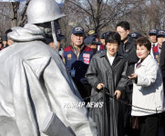 한국전 참전기념비 둘러보는 박근혜 대표