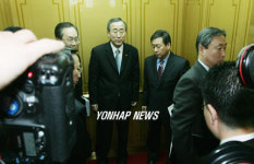 집무실로 돌아가는 반기문외교장관