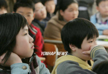 진지한 초등학생들
