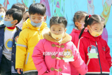 꽃샘 추위 바깥 나들이 한 어린이들