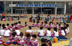 어린이 놀이공간된 광주시청 잔디