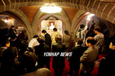 교황 빈소 찾은 신도들