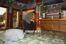 산불위기 모면, 홍연암 문안인사