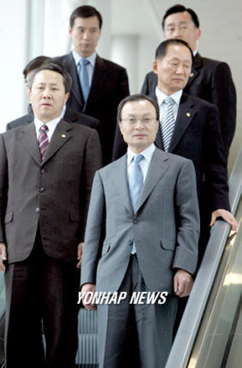 이해찬 총리 교황 장례식 참석차 출국
