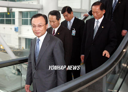 수많은 참석자가 모인 교황의 장례식, 펠 추기경의 장례식, 필립공의 장례식 행사 속에서 회고의 순간 관측
