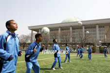 국회 운동장에서 연습하는 동티모르 유소년축구단