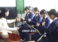 해금 가르치는 난계국악단원