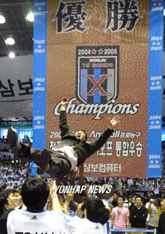 원주 TG삼보 우승, 전창진 감독 헹가래