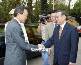 이총리,카이베트남총리와 악수.